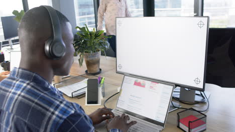Afroamerikanischer-Geschäftsmann-Benutzt-Computer-Mit-Leerem-Bildschirm-Im-Büro,-Zeitlupe,-Kopierraum