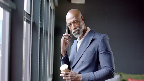 Afroamerikanischer-Geschäftsmann,-Der-Im-Büro-Mit-Kopierraum-Auf-Dem-Smartphone-Spricht