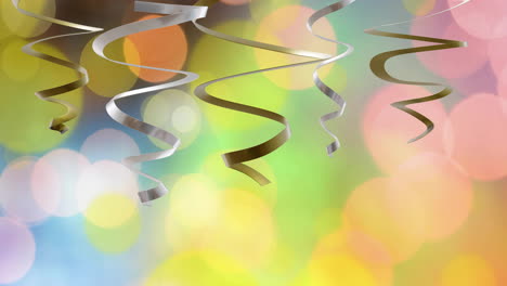 Animation-Von-Goldenen-Und-Silbernen-Luftschlangen-Auf-Mehrfarbigem-Hintergrund