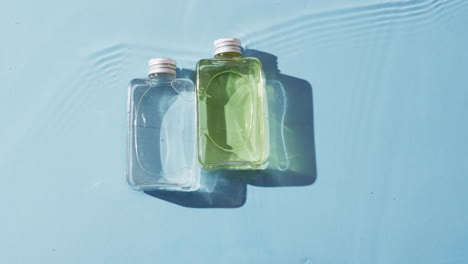 Video-Von-Kosmetikflaschen-Im-Wasser-Mit-Kopierraum-Auf-Blauem-Hintergrund