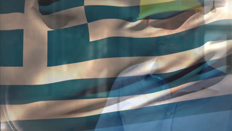 Animation-Einer-Wehenden-Griechischen-Flagge,-Eines-Gemischtrassigen-Ingenieurs-Mit-Helm,-Der-Mit-Bauplänen-Geht