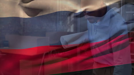 Animation-Einer-Russischen-Flagge-über-Einem-Ingenieur-Mit-Gemischter-Abstammung,-Der-Den-Grundriss-Einer-Blaupause-überprüft