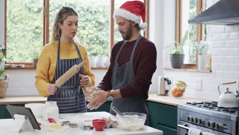 Glückliches,-Vielfältiges-Paar,-Das-Zu-Hause-In-Der-Küche-Weihnachtsplätzchen-Backt,-In-Zeitlupe