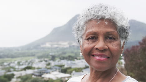 Lächelnde-ältere-Afroamerikanische-Frau-In-Der-Natur,-Kopierraum,-Zeitlupe