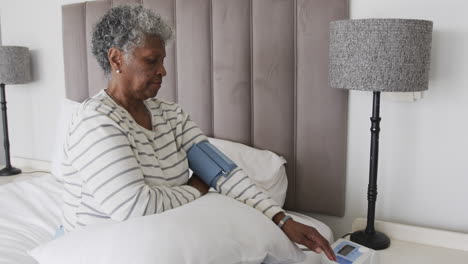 Ältere-Afroamerikanerin-überprüft-Blutdruck,-Zeitlupe