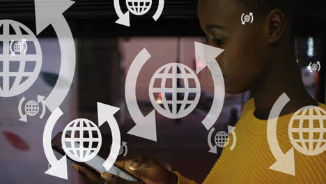 Animation-Von-Pfeilen-Um-Globen-über-Einem-Afroamerikanischen-Mädchen,-Das-Im-Bus-Ein-Digitales-Tablet-Verwendet