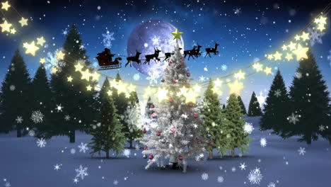 Animation-Von-Lichtern,-Schneefall,-Schneeflocken,-Weihnachtsbäumen-über-Einem-Weihnachtsmann,-Der-Mit-Rentieren-Auf-Einem-Schlitten-Fährt