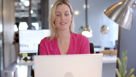 Mujer-De-Negocios-Caucásica-Usando-Una-Computadora-Portátil-En-La-Oficina-Con-Espacio-Para-Copiar