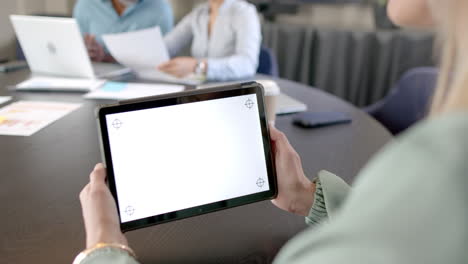 Empresaria-Caucásica-Usando-Tableta-En-La-Mesa-De-Conferencias-Con-Espacio-Para-Copiar