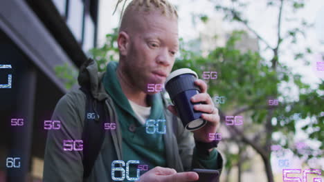 Animation-Eines-6G-Textes-über-Einem-Afroamerikanischen-Albino-Mann,-Der-Auf-Seinem-Handy-Scrollt,-Während-Er-Kaffee-Trinkt