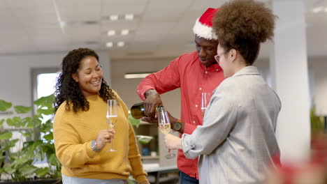 Gelegenheitsunternehmer-Mit-Unterschiedlichen-Interessen-Trinken-Zu-Weihnachten-Champagner-Im-Büro,-Zeitlupe