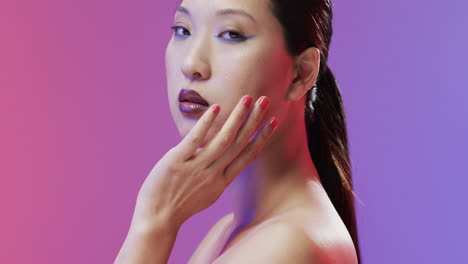 Asiatische-Frau-Mit-Schwarzen-Haaren,-Roten-Lippen-Und-Make-up,-Blick-In-Die-Kamera,-Kopierraum,-Zeitlupe