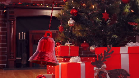 Animation-Von-Weihnachtskugeldekorationen-über-Geschenken-Und-Weihnachtsbaum-Im-Hintergrund