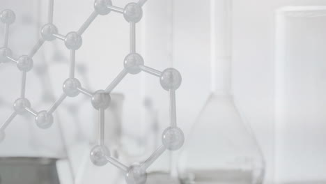 Animation-Chemischer-Strukturen-über-Laborschalen-Auf-Weißem-Hintergrund