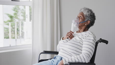 Ältere-Afroamerikanische-Frau-Im-Rollstuhl-Mit-Sauerstoffmaske,-Kopierraum,-Zeitlupe