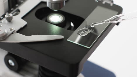 Video-Einer-Nahaufnahme-Eines-Labormikroskops-Mit-Kopierraum-Auf-Weißem-Hintergrund