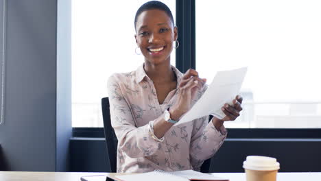 Retrato-De-Una-Sonriente-Empresaria-Afroamericana-En-La-Oficina,-Cámara-Lenta,-Espacio-Para-Copiar