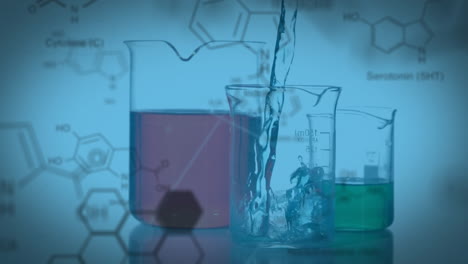 Animation-Von-Molekülstrukturen-über-Gefüllten-Kolben-Und-Fallenden-Chemikalien-In-Laborkolben