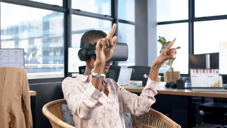 Afroamerikanische-Geschäftsfrau-Mit-VR-Headset-Im-Büro,-Zeitlupe,-Kopierraum