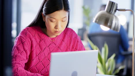 Mujer-De-Negocios-Asiática-Usando-Laptop-En-La-Oficina,-Cámara-Lenta,-Espacio-De-Copia