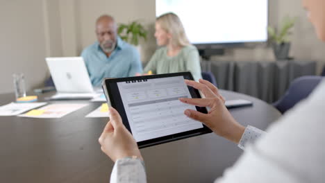Verschiedene-Geschäftsleute-Nutzen-Laptop-Und-Tablet-Am-Konferenztisch-Mit-Platz-Zum-Kopieren
