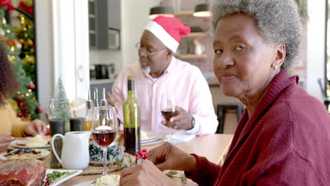 Glückliche-Afroamerikanische-Großmutter-Lächelt-Am-Weihnachtstisch-Der-Familie