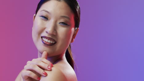 Asiatische-Frau-Mit-Schwarzen-Haaren,-Roten-Lippen-Und-Make-up,-Lächelnd,-Kopierraum,-Zeitlupe