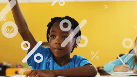 Animation-Von-Prozentsymbolen-über-Einem-Afroamerikanischen-Jungen,-Der-Die-Hand-Vor-Gelbem-Hintergrund-Hebt
