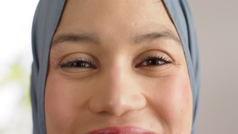 Retrato-De-Una-Mujer-Birracial-Sonriente-Con-Hijab-Con-Espacio-Para-Copiar,-Cámara-Lenta
