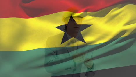 Animation-Der-Flagge-Ghanas,-Kaukasischer-Ingenieur-Mit-Helm-Steht-Mit-Bauplänen