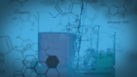 Animation-Von-Molekülstrukturen-über-Gefüllten-Kolben-Und-Fallenden-Chemikalien-In-Laborkolben