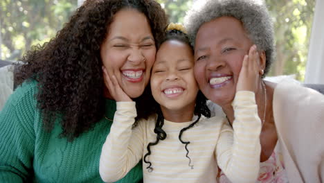 Porträt-Einer-Afroamerikanischen-Mutter,-Tochter-Und-Großmutter,-Die-In-Einem-Sonnigen-Zimmer-Lächelt,-Zeitlupe