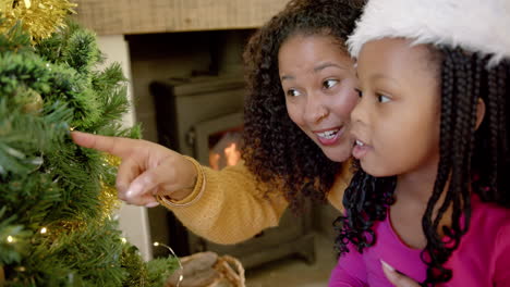 Feliz-Madre-E-Hija-Afroamericana-Decorando-El-árbol-De-Navidad