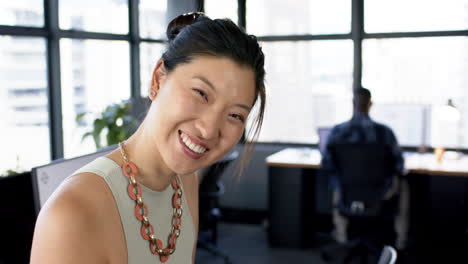 Retrato-De-Una-Sonriente-Empresaria-Asiática-En-La-Oficina,-Cámara-Lenta,-Espacio-Para-Copiar