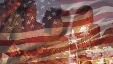 Animation-Der-Amerikanischen-Nationalflagge-über-Verschiedenen-Freunden-Mit-Wunderkerzen,-Die-Am-Strand-Spaß-Haben