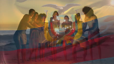 Animation-Der-Flagge-Ecuadors,-Die-über-Verschiedenen-Freunden-Weht,-Die-Am-Strand-Mit-Wunderkerzen-Spaß-Haben