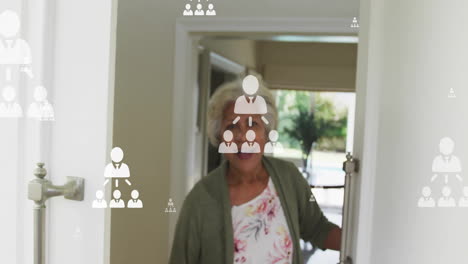 Animation-Von-Flussdiagrammen-Mit-Profilsymbolen-über-Einer-Lächelnden-älteren-Frau-Mit-Gemischter-Abstammung,-Die-Eine-Tür-öffnet