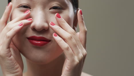 Asiatische-Frau-Mit-Schwarzen-Haaren,-Roten-Lippen-Und-Make-up,-Lächelnd,-Kopierraum,-Zeitlupe