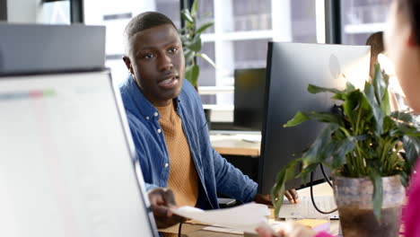 Afroamerikanischer-Geschäftsmann-Benutzt-Computer-Im-Büro,-Zeitlupe,-Kopierraum