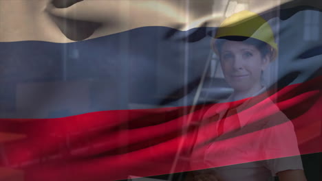 Animation-Einer-Flagge-Russlands,-Die-über-Einer-Kaukasischen-Frau-Weht,-Die-Einen-Helm-Trägt-Und-Blaupausen-Hält