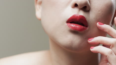 Asiatische-Frau-Mit-Schwarzen-Haaren,-Roten-Lippen-Und-Roten-Nägeln,-Kopierraum,-Zeitlupe
