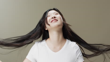 Asiatische-Frau-Mit-Schwarzen-Haaren-Und-Make-up,-Lächelnd,-Kopierraum,-Zeitlupe