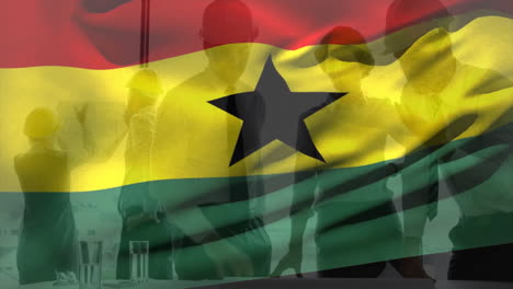 Animación-De-La-Bandera-De-Ghana,-Ingeniero-Diverso-Con-Casco-Discutiendo-Sobre-El-Plano-Del-Plano