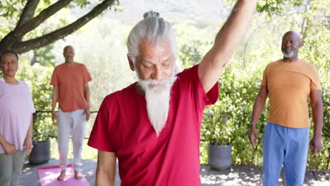 Diverse-ältere-Männliche-Lehrer-Und-Freunde-Praktizieren-Yoga-Im-Stehen-In-Der-Sonnigen-Natur,-Zeitlupe