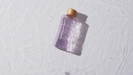 Video-Einer-Kosmetikflasche-Im-Wasser-Mit-Kopierraum-Auf-Weißem-Hintergrund