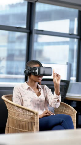 Vertikales-Video-Einer-Afroamerikanischen-Geschäftsfrau-Mit-VR-Headset-Im-Büro,-Zeitlupe,-Kopierraum