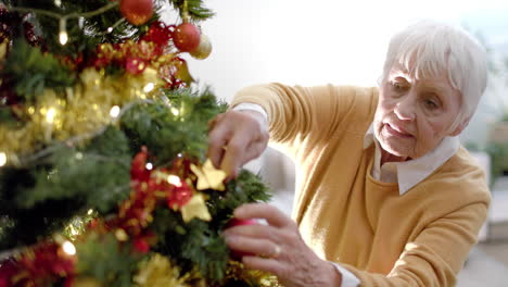 Ältere-Kaukasische-Frau-Schmückt-Weihnachtsbaum-Zu-Hause,-Zeitlupe