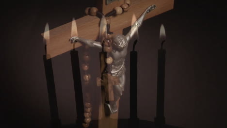 Animation-Eines-Kreuzes-Mit-Rosenkranz-über-Brennenden-Kerzen-Auf-Schwarzem-Hintergrund