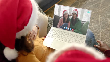 Glückliches,-Vielfältiges-Paar,-Mutter-Und-Tochter-Mit-Weihnachts-Laptop-Videoanruf,-Zeitlupe