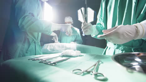 Verschiedene-Chirurgen-Verwenden-Chirurgische-Instrumente-Im-Operationssaal-Eines-Krankenhauses,-Zeitlupe